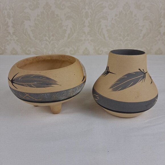 Native American Clay Pottery Vase and Footed Bowl Signed By Gray Feather Vintage - Picture 4 of 10